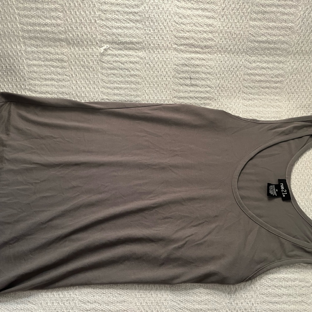 I’m selling a grey tank top